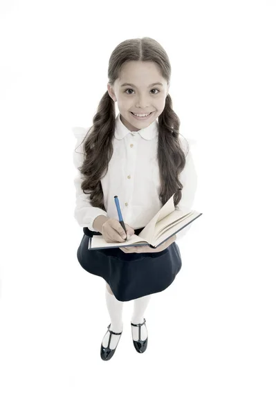 Γράφω έκθεση. Κορίτσι με βιβλίο αντιγράφων ή βιβλίο εργασίας. Ο μικρός τέλειος μαθητής, έτοιμος για διάβασμα. Μαθήτρια άριστη μαθήτρια ετοίμασε έκθεση ή σχολική εργασία. Η μαθήτρια φοράει σχολική στολή. Ημέρα γνώσης — Φωτογραφία Αρχείου