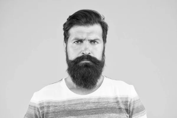 Plie les sourcils. homme élégant sérieux avec moustache. pensant homme barbu brutal sur fond jaune. bel homme confiant a une coiffure parfaite. soins du visage masculin. portrait de l'homme barbu brutal — Photo