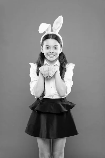 Small girl wearing bunny ears on Easter day. Happy child in costume. Easter bunny rabbit with ears. Kid on Easter egg hunt. teen kid in rabbit costume having fun. happy easter — Stock Photo, Image