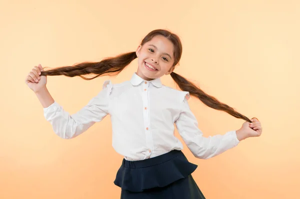 Éducation en ligne. petite fille enfant. enseignement privé. heureuse petite fille en uniforme scolaire. Je retourne à l'école. Le bonheur de l'enfance. Une écolière intelligente. jour des enfants. J'ai finalement obtenu mon diplôme — Photo