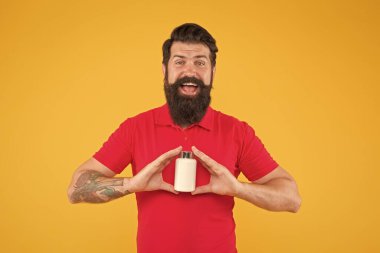 İlaç konsepti. Erkek sağlığı için gıda katkı maddeleri. Doğal organik ürün. Bu vitaminlerle genel sağlığınızı arttırın. Vitamin kompleksi. Yakışıklı sakallı adam ilaç alıyor. Sağlık hizmetleri