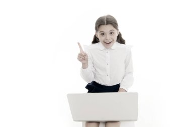 İlham verici bir fikir. Liseli kız, beyazla izole edilmiş bir dizüstü bilgisayar oyunu oynuyor. Çocuk internette sörf yaparken ilham aldı. İlham verici teknoloji konsepti. Çevrimiçi eğitim ve modern eğitim. İlham verici öğrenci çalışması