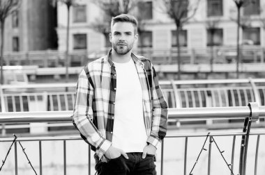 Düşük fiyata istediğin tarz. Şık çocuk şehir dışında duruyor. Erkekler için şık bir kıyafet. Summer Street tarzı. Moda modası. Günlük kıyafet dolabı. Erkek giyim ve sokak kıyafetleri. Şık ve moda