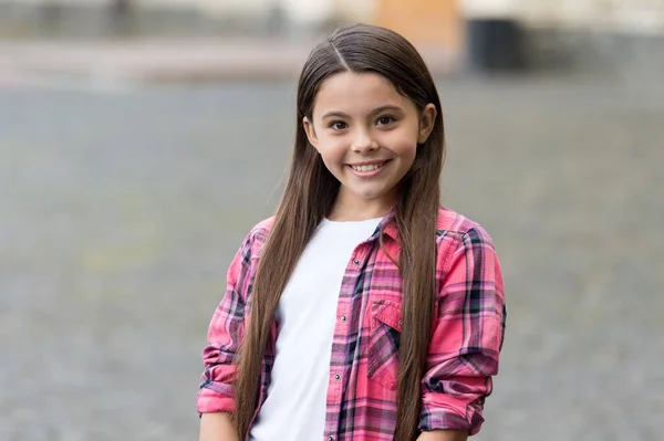 Schattig meisje kind met schoonheid look in casual mode stijl gelukkig glimlachen buiten, pediatrische tandheelkunde — Stockfoto
