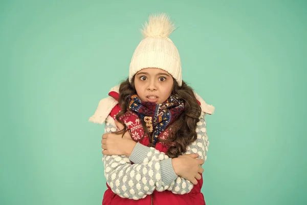 Kinderopvang. Blijf warm en stijlvol. Koude winterdagen. Vakantie tijd. Blijf actief tijdens het seizoen. Hij draagt warme gebreide kleren. Winter vibes. Jeugdmode. Winterpret. Een goed gevoel bij elk weer — Stockfoto