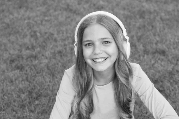 Cute uśmiechnięta dziewczyna nowoczesne słuchawki cieszyć muzyka relaks na zewnątrz, dobre wibracje koncepcji — Zdjęcie stockowe