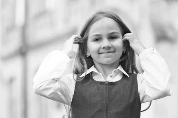 Criança feliz em uniforme de moda com volta para a escola olhar fixar cabelos longos ao ar livre, beleza — Fotografia de Stock