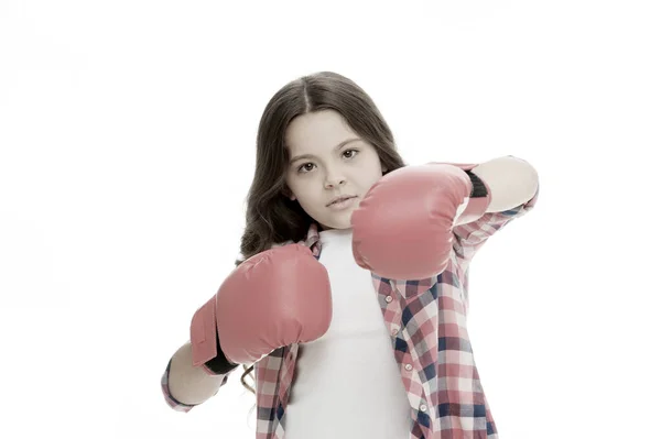Girl-Power-Konzept. Kid Boxhandschuhe isoliert weiß. Kinderboxerin wehrt sich. Sport treiben. Boxtraining. Feministische Bewegung. Selbstverteidigungsstrategie. Fähigkeiten angreifen und verteidigen. Sich selbst verteidigen — Stockfoto