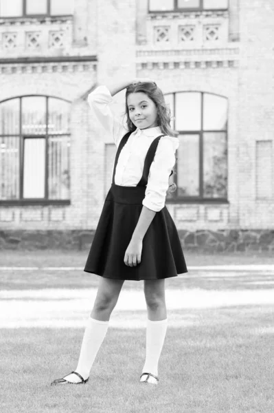 Alle Mädchen sind hinreißend. Retro-Kind in Uniform. Schüler im Vintage-Outfit. zurück zur Schule. glückliche Schönheit im Freien. Kindermode und Einkaufen. Glücklicher Kindertag. Frühlingszeit. elegantes Aussehen von Schulmädchen — Stockfoto