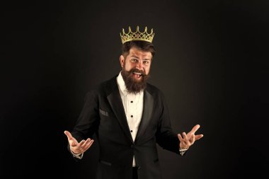 Bu benim zamanım. Bencil ve egoist. Düş dünyasının prensi. Erkek modası. Yılın en iyi çalışanı ödülü. Liderlik kavramı. Saf mükemmellik. Olgun adam altın karga takar. iş dünyasının kralı. Büyük patron.