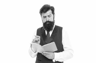 Konsantre sakallı adam, okul egzersiz kitabına ödevlerini, eğitimini ve ödevlerini yazıyor.