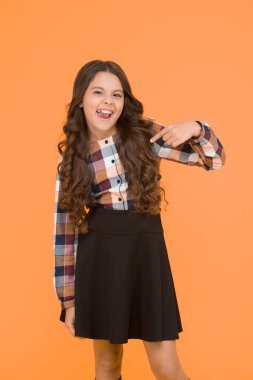 Okul üniforması için çok önemli. Mutlu çocuk işaret ediyor. Resmi tarzda küçük bir kız. Üniformalı kızlar. Okul üniformaları mağazası. Okul kıyafetleri için alışveriş. Okul üniforması al.