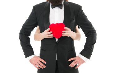 Sen benim kalbim ve ruhumsun. Kadın elleri, aşkın kırmızı oyuncak sembolünü smokinli bir adamın önünde tutar. Bu kalbi al. Bağış ve fedakarlık. Güçlü bir his. Güven ve destek. Kalp romantik işareti