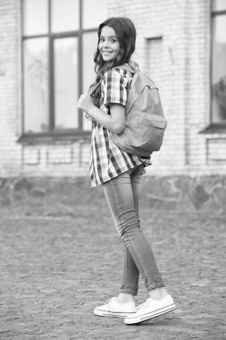 Ellerin serbest kalacak. Mutlu çocuk dışarıda seyahat çantası taşıyor. Tatil seyahati. Yaz tatili. Seyahat ve seyahat. Keşif ve seyahat tutkusu. Yolculuğunuzu kolaylaştırın.