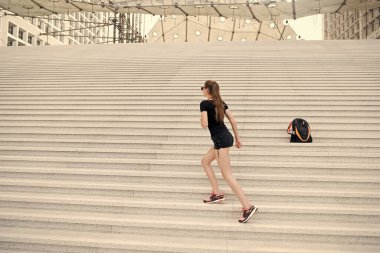 Ayağını kaldır ve git. Enerjik kadın dışarıda merdivenleri çıkıyor. Aktif hayat. Bakım özgürlüğü. Özgür ve tasasız. Özgürlük için. Özgürlüğün sembolü. Seyahat ve seyahat tutkusu. Keşfetme özgürlüğü. Uçmak istiyorum.