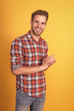 Erkek giyim mağazası. Kareli gömlek giyen maço bir adam. Moda yaz trendleri. Tıraşsız erkek cilt bakımı. Berber dükkanı konsepti. Sıradan bir tarz. Erkeklik kavramı. Erkek güzellik modeli. Tarzımı beğendin mi?