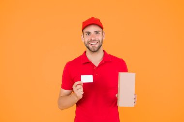 Memnuniyetle. Eşsiz bir teklif. Kırmızı kapaklı adam sarı arka plan. Satın alma. Gideceğiniz yere teslim edilecek. Servis teslimatı Kurye ve teslimat. Postacı teslimatçı. İndirim kartı