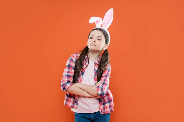Påsken kommer. Glad påsk. barndoms lycka. barn i kanindräkt. tid för skoj. — Stockfoto