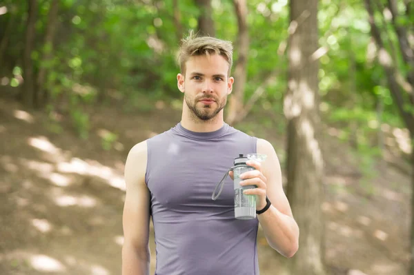 Refresco. refresco después del entrenamiento deportivo de Hart. hombre tiene refresco con botella de agua. concepto de refresco y estilo de vida saludable. refrescarse. — Foto de Stock