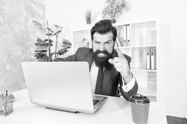 Mann inspiriert Manager Arbeit online Laptop, wütend Chef Konzept — Stockfoto