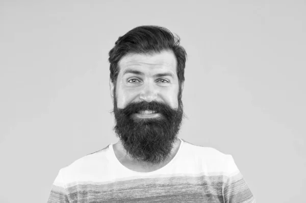 Cara sorridente. Homem barba elegante fundo amarelo barba. Dicas de barbeiro. Barba e bigode. Estilo Hipster. Moda barba. Serviços de barbeiro. Salão de cabeleireiro. Bigode chique. Retrato masculino. Bom humor. — Fotografia de Stock