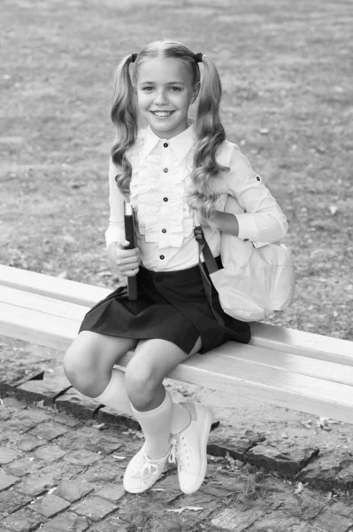 Colegiala lindo niño con mochila relajarse al aire libre, concepto de educación privada —  Fotos de Stock