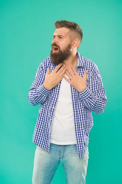 Inspirerad skäggig man i avslappnad rutig skjorta på blå bakgrund, inspiration — Stockfoto