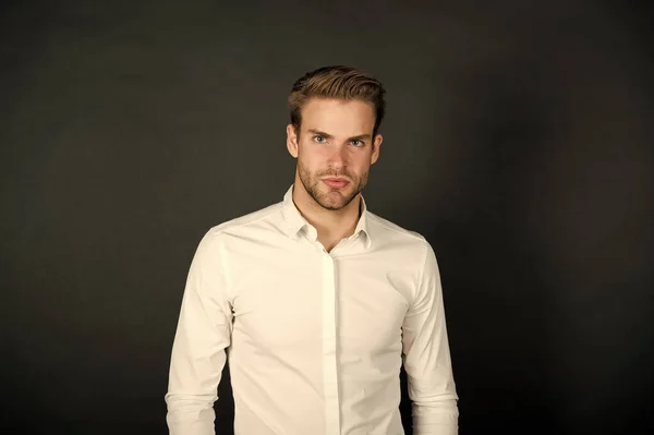 Gestión de la cadena media. Ropa de hombre estilo formal. Un oficinista guapo. Camisa formal de hombre. Moda formal. Trabajadores que experimentan desempleo en recesión. Consultor financiero. Trabajador de cuello blanco — Foto de Stock