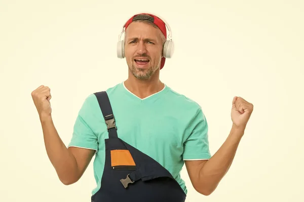 Escuchar música para la motivación. Un trabajador alegre. Todo mejor con música favorita. Disfrutando del audiolibro. Concepto de auriculares modernos. Audio educación. Pista de audio. Hombre constructor manitas escuchar audio — Foto de Stock