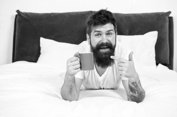 Mutlu sakallı adam sabah kahvesi yatak odasında dinlenme, oda servisi konsepti. — Stok fotoğraf