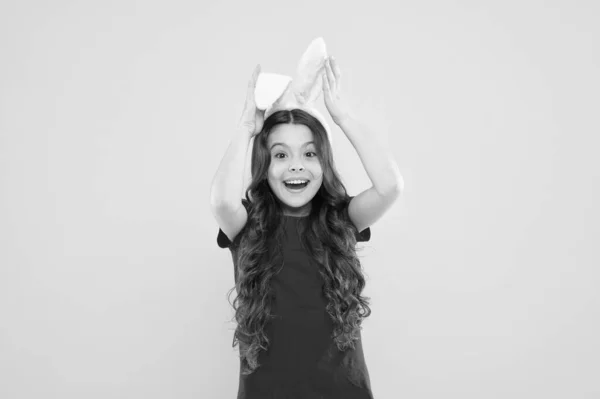 Qué lindo día. Conejo de Pascua con orejas. Un chico en la búsqueda de huevos de Pascua. adolescente niño en traje de conejo divertirse. Feliz Pascua. niña pequeña con orejas de conejo en el día de Pascua. Niño feliz disfrazado — Foto de Stock