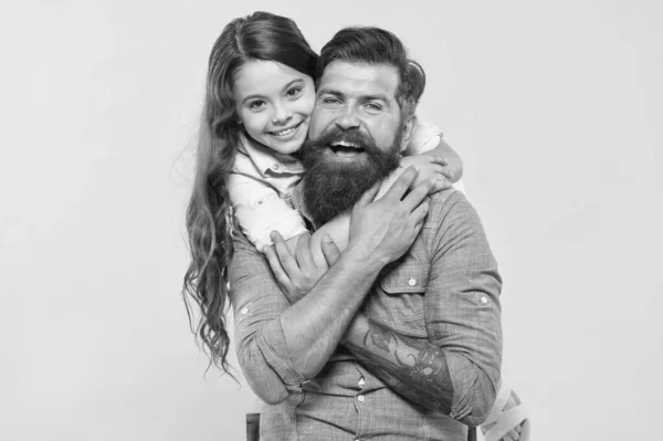 Otec a šťastná malá dcera se baví, radostný moment koncept — Stock fotografie