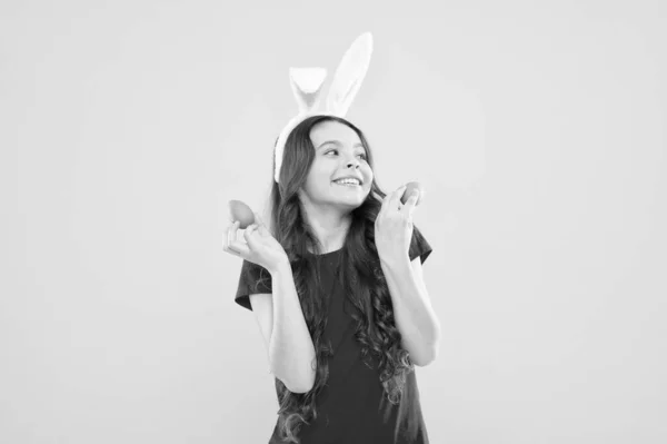 Como podem as famílias manter o dia sagrado quando as missas são canceladas? Atividades de Páscoa divertidas e educativas para crianças. Pequena menina ovos de Páscoa. O Bunny celebra a Páscoa. Atividades de férias de primavera. Domingo de quarentena — Fotografia de Stock