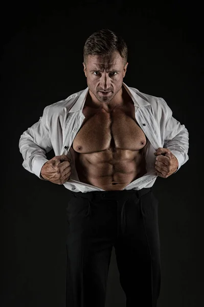Silny mężczyzna pokazać pasuje mięśnie brzucha w otwartej koszuli formalny styl czarne tło, mięśnie brzucha — Zdjęcie stockowe