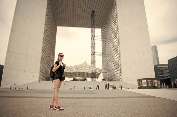 Guía de turismo. Chica gafas de sol turísticas disfrutar de la plaza del centro de la ciudad. Mujer de pie frente a la arquitectura urbana. Debo visitar el lugar. Guía para turistas. Mochilero explorando la ciudad. Vacaciones de verano — Foto de Stock