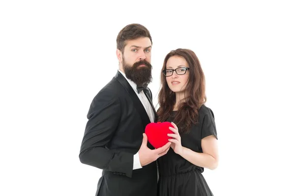 Nuestro día especial. Sentimientos verdaderos. Celebra el aniversario. La pareja casada tiene un juguete rojo. Concepto de relación feliz. Feliz día de San Valentín. Pareja enamorada. Pareja familiar. Barbudo hombre abrazo mujer — Foto de Stock