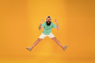 Rock yıldızı gibi. Mutlu adam kulaklık takıyor. Yaz tatili partisi. Vahşi hippi yükseğe zıplar. En sevdiği şarkı. Olgun DJ enerji dolu. Özgürlüğü hisset. Başarıyı kutlamak. Sakallı adam müziği dinle.