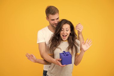 Şaşırt onu. Erkekten hediye almasına şaşırdım. Doğum günü sürprizi. Birbirine aşık bir çift. Sürpriz kutu. Sürpriz hediye. Hediye ve hatıra. Hediyelik eşya dükkanı. Hediye sürprizi. Sevgililer Günün kutlu olsun.