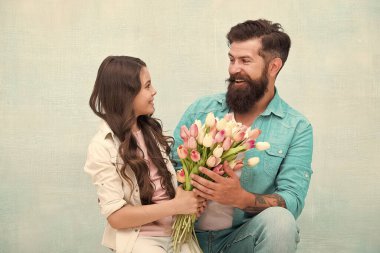 Babalar Günü 'nde hediye aldığı için mutlu. 8 Mart. Uluslararası Kadınlar Günü. Babam küçük kızı tatilde tebrik eder ve çiçek verir. Aile günü. Birlikte vakit geçirmek. Kızım lale çiçeği buketini al.