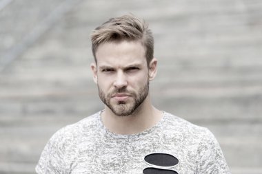 Başarı ve yaşam tarzı. Gün be gün harika hissediyorum. Özsaygı ve pozitif psikoloji. Yakışıklı adam kendine güvenerek poz veriyor. Adam sıradan gömlekle yakışıklı görünüyor. Tüylü, yakışıklı ve kendine güvenen adam.