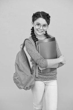 Mükemmellik okulu. Mutlu çocuk çantası ve kitaplar. Küçük çocuk okula geri döndü. 1 Eylül. Bilgi toplama günü. Eğitim ve öğrenim. Başla. Okulun temel ihtiyaçları için alışveriş. Gelecek burada başlıyor.