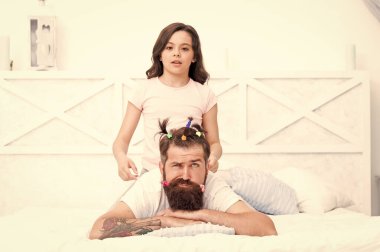 Eve dönüş günü. Sakallı adam baba çocukla eğleniyor. Çocuklar Günü 'nde. Sevgi ve güven. Komik saçlı kız ve baba. Kuaför ve berber dükkanı. Mutlu aile günleri. Küçük kız babasıyla oynuyor.