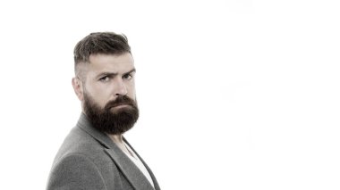 Saç ve sakal bakımı. Erkek berber bakımı. Sakallı, olgun bir hippi. Sakallı adam. Bıyıklı, vahşi, beyaz bir hippi. Yüz bakımı. Moda blogu yazan bir adam. Hippi modası.