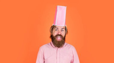 Tişörtünde alışveriş çantası olan, olgun, vahşi bir hippi.