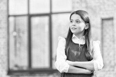 Sınıflarınıza dönün. Küçük çocuk okula geri döndü. Küçük çocuk üniforması giyiyor. 1 Eylül. Öğrenmeye devam et. Bilgi toplama günü. Resmi eğitim. Özel ders. Başla. Öğrenmek için girin, boşluğu kopyalayın