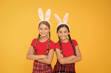 Tavşan takımı. Eğlence ve olay konsepti. Bahar tatili. Tavşan kulaklı çocuklar. Aile ve kardeşlik. Uzun tavşan kulaklı liseli kızlar üniforması. Paskalya geleneksel oyunları