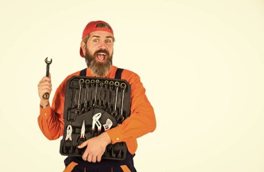 Tamirci konsepti. Profesyonel ekipmanlar. Gerçekten iyi aletler. Araç gereç kutunda ne taşıyacaksın? Üniformalı adam beyaz arka plan taşıyor. Tamirci, tamirci, alet çantası taşıyor.