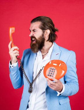 Resmî kıyafetli sakallı adam eski moda telefondan konuşuyor. Zarif iş adamları iş konuşur. İletişim. Saçları taranmış gerçek bir beyefendi klasik telefon tutar. Güzel konuşmaydı. Manevi Bağlantılar