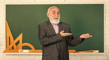 Ürün sunumu. Bilgileri buraya getir. Son sınıf öğretmeni matematik aletleri kullanır. Sakallı okutman tahtada geometriyi açıklıyor. Okula dönüyorum. Matematik aletleri. Sınıfta trigonometri dersi