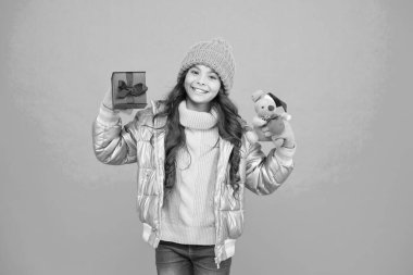 Güzel alışveriş. Hediyeler alınıyor. Kışlık kız kıyafetlerinde hediye kutusu oyuncağı var. Hediyeler al. Noel 'den önce alışveriş. Alışveriş eğlencesi. Kârlı anlaşmalar ve mevsimlik indirimler. Kış alışverişi. Sürpriz yapıyorum.